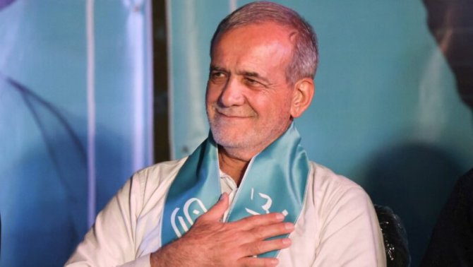 İran’ın Türk kökenli cumhurbaşkanı! Seçim zaferini kutladığı şarkı törene damga vurdu