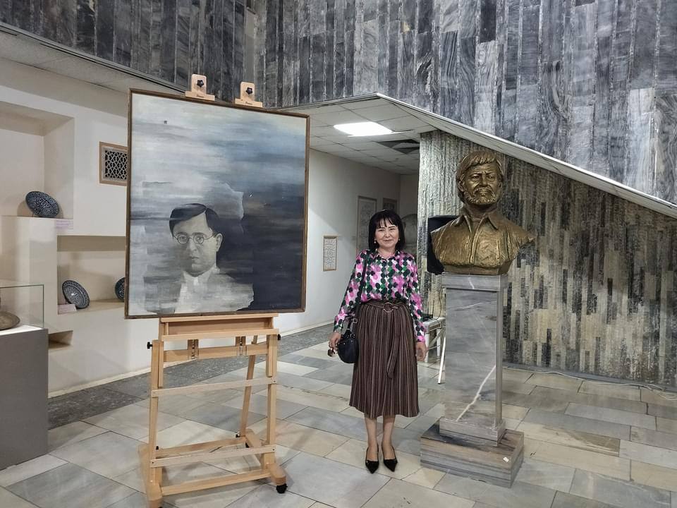 Шоир Рауф Парфи ортидан турган шоира